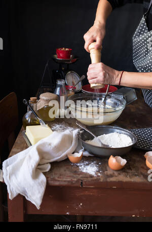 Woman baking in kitchen Banque D'Images