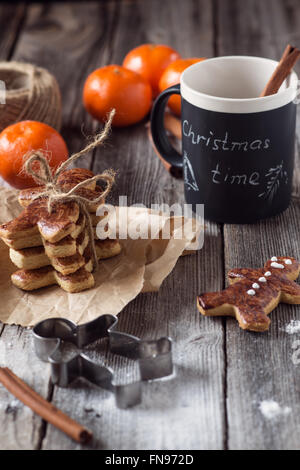 Les biscuits de Noël, du chocolat chaud et les satsumas Banque D'Images