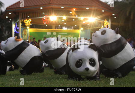 Bangkok, Thaïlande. 14Th Mar, 2016. Les pandas 1600 Exposition de l'artiste français Paulo Grangeon ont été affichées à Lumpini Park de diffuser le message sur la préservation de l'environnement. Le nombre de pandas exposé représente également leur population réelle à l'état sauvage. Credit : Vichan Poti/Pacific Press/Alamy Live News Banque D'Images