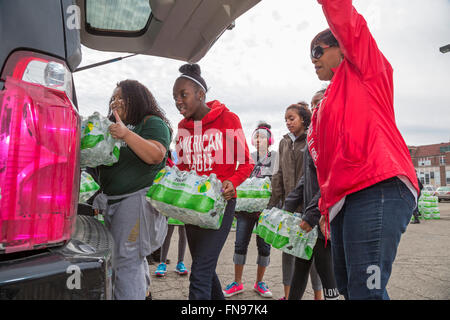 Flint, Michigan - bénévoles avec le Delta Sigma Theta Sorority distribuer de l'eau embouteillée aux résidants de silex. Banque D'Images