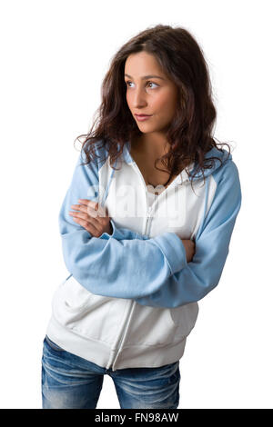 Jeune femme confiante au charme naturel posant sur un fond blanc. Banque D'Images