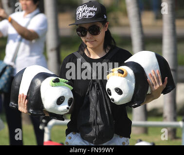 Bangkok, Thaïlande. 14Th Mar, 2016. Les pandas 1600 Exposition de l'artiste français Paulo Grangeon ont été affichées à Lumpini Park de diffuser le message sur la préservation de l'environnement. Le nombre de pandas exposé représente également leur population réelle à l'état sauvage. Credit : Vichan Poti/Pacific Press/Alamy Live News Banque D'Images