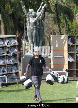 Bangkok, Thaïlande. 14Th Mar, 2016. Les pandas 1600 Exposition de l'artiste français Paulo Grangeon ont été affichées à Lumpini Park de diffuser le message sur la préservation de l'environnement. Le nombre de pandas exposé représente également leur population réelle à l'état sauvage. Credit : Vichan Poti/Pacific Press/Alamy Live News Banque D'Images