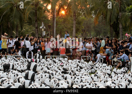 Bangkok, Thaïlande. 14Th Mar, 2016. Les pandas 1600 Exposition de l'artiste français Paulo Grangeon ont été affichées à Lumpini Park de diffuser le message sur la préservation de l'environnement. Le nombre de pandas exposé représente également leur population réelle à l'état sauvage. Credit : Vichan Poti/Pacific Press/Alamy Live News Banque D'Images