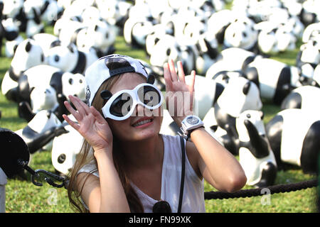 Bangkok, Thaïlande. 14Th Mar, 2016. Les pandas 1600 Exposition de l'artiste français Paulo Grangeon ont été affichées à Lumpini Park de diffuser le message sur la préservation de l'environnement. Le nombre de pandas exposé représente également leur population réelle à l'état sauvage. Credit : Vichan Poti/Pacific Press/Alamy Live News Banque D'Images