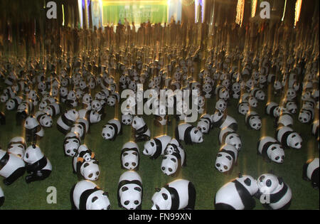 Bangkok, Thaïlande. 14Th Mar, 2016. Les pandas 1600 Exposition de l'artiste français Paulo Grangeon ont été affichées à Lumpini Park de diffuser le message sur la préservation de l'environnement. Le nombre de pandas exposé représente également leur population réelle à l'état sauvage. Credit : Vichan Poti/Pacific Press/Alamy Live News Banque D'Images