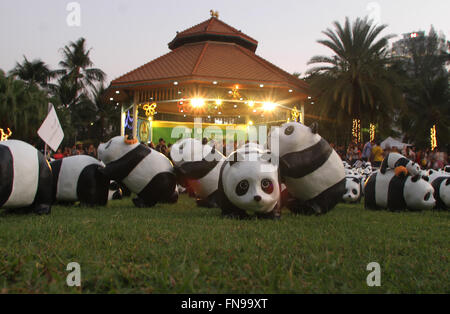 Bangkok, Thaïlande. 14Th Mar, 2016. Les pandas 1600 Exposition de l'artiste français Paulo Grangeon ont été affichées à Lumpini Park de diffuser le message sur la préservation de l'environnement. Le nombre de pandas exposé représente également leur population réelle à l'état sauvage. Credit : Vichan Poti/Pacific Press/Alamy Live News Banque D'Images