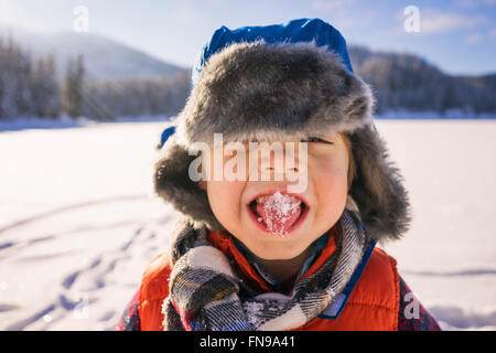 Garçon avec de la neige sur sa langue Banque D'Images