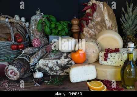 Sélection de charcuterie italienne avec du pain et du fromage Banque D'Images