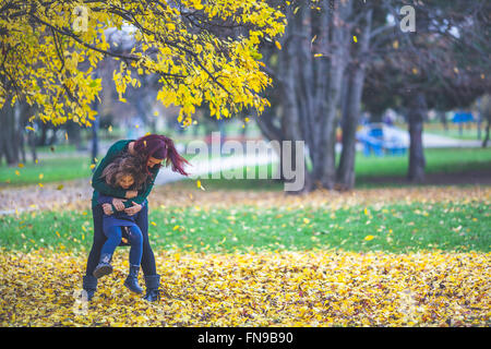 Mère et fille jouer dans le parc Banque D'Images