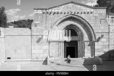 Jérusalem, Israël - 3 mars 2015 : l'Eglise orthodoxe tombe de la Vierge Marie sous le mont des Oliviers et le mendiant. Banque D'Images