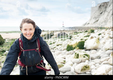 Femme randonnée sur la plage, Beachy Head, Eastbourne, East Sussex, Angleterre, Royaume-Uni Banque D'Images