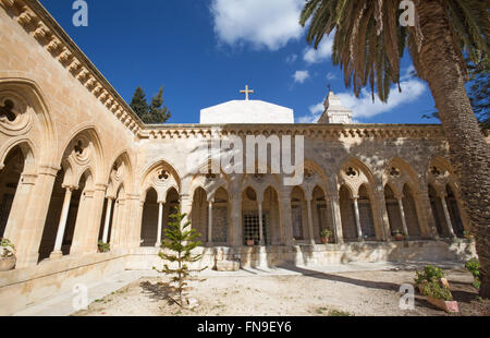 Jérusalem, Israël - 3 mars 2015 : Le corridor gothique d'atrium à l'Église du Pater Noster, sur le Mont des Oliviers. Banque D'Images