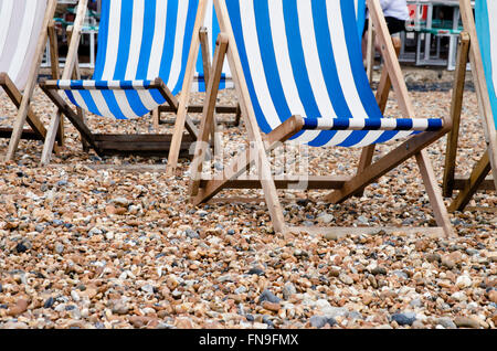 Transats sur la plage, Brighton, East Sussex, Angleterre, Royaume-Uni Banque D'Images