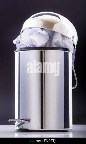 Bureau en acier inoxydable bac plein de pédale de documents Banque D'Images