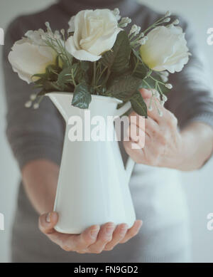 Senior man holding un pot de fleurs Banque D'Images