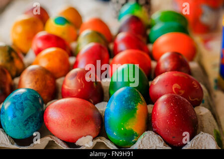 Multi-couleur des oeufs de Pâques peints Banque D'Images