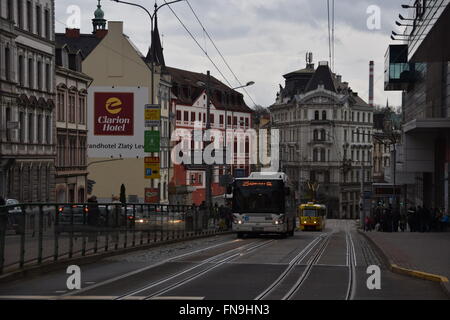 Tramway et bus droit de passage dans le centre de Liberec, République Tchèque Banque D'Images