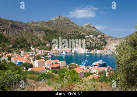 Kastellorizo, Rhodes, sud de la mer Egée, en Grèce. Vue sur le village et le port de hillside. Banque D'Images