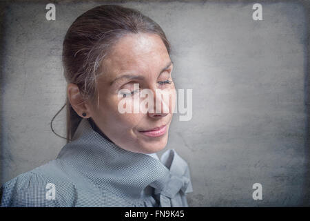 Portrait d'une femme perdue dans ses pensées Banque D'Images