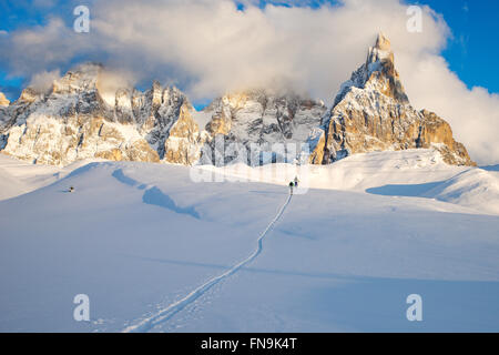 Deux skieurs, Dolomites, Italie Banque D'Images