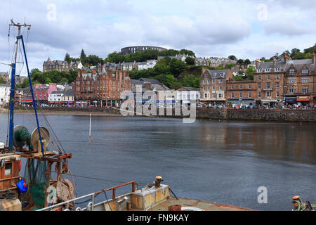 Vue de front de mer d'Oban entreprises dans le port à l'Corran Esplanade, Argyll and Bute, Ecosse Banque D'Images