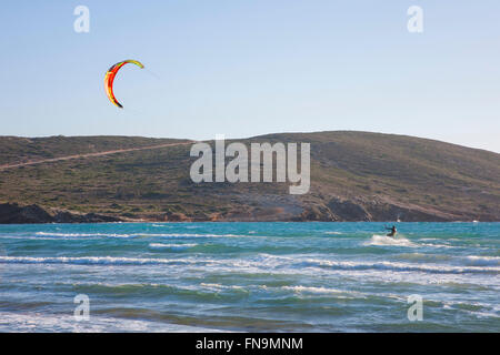 Prasonisi, Rhodes, sud de la mer Egée, en Grèce. Kite Surf sur la plage au Cap Prasonisi. Banque D'Images