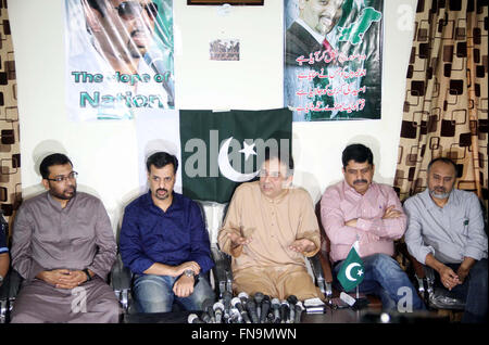 Ancien Muttahida Qaumi Movement (MQM) leader, Raza Haroon adresses aux personnes des médias au cours de conférence de presse concernant son arrivée annonce en compagnie de l'ancien maire de Karachi Mustafa Kamal Kamal, qui a eu lieu à la zone de résidence de DHA à Karachi le Lundi, Mars 14, 2016. Banque D'Images