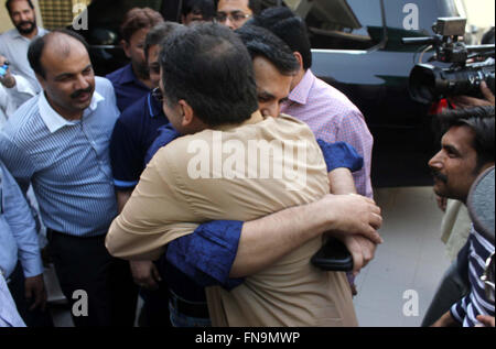 Ancien maire de Karachi, Mustafa Kamal câlins avec ancien Muttahida Qaumi Movement (MQM) leader, Raza Haroon à son arrivée pour la conférence de presse, tenue à Kamal DHA résidence domaine de Karachi le Lundi, Mars 14, 2016. Banque D'Images