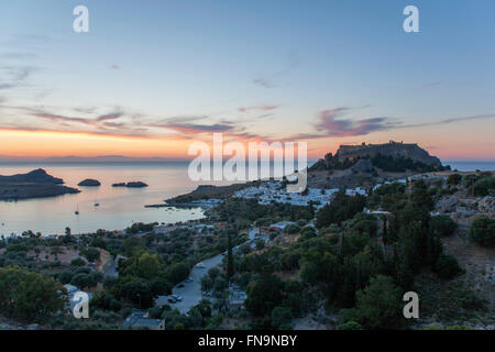 Lindos, Rhodes, sud de la mer Egée, en Grèce. Voir à partir de la colline du village et de l'Acropole, l'aube. Banque D'Images