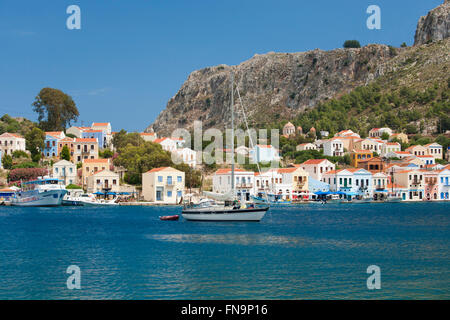 Kastellorizo, Rhodes, sud de la mer Egée, en Grèce. Vue sur le port, location de bateaux à l'ancre. Banque D'Images