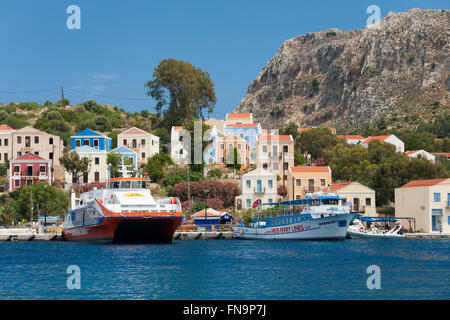 Kastellorizo, Rhodes, sud de la mer Egée, en Grèce. Vue sur le port, les ferries amarrés à quai. Banque D'Images