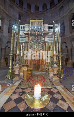 Jérusalem, Israël - 4 mars 2015 : Le tombeau du Christ au Golgotha ou Calvaire de culte dans la Basilique de Saint Sépulcre. Banque D'Images