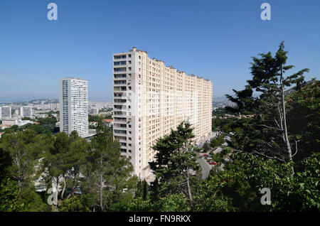 Les tours d'immeuble ou tour bloc dans le district de Redon la banlieue est de Marseille ou Marseille France Banque D'Images