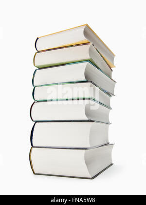 Une pile de livres avec des épines de couleur, isolé sur fond blanc Banque D'Images