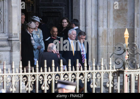 L'Abbaye de Westminster, Londres, 14 mars 2016. Sa Majesté la Reine, Chef du Commonwealth, accompagnée du duc d'Édimbourg, le duc et la duchesse de Cambridge et le prince Harry assister au service du Commonwealth à l'abbaye de Westminster le jour du Commonwealth. Sur la photo : l'ancien Premier ministre britannique John Major dans la cravate jaune, quitte l'abbaye de Westminster après le service. Crédit : Paul Davey/Alamy Live News Banque D'Images