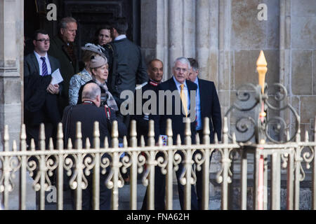 L'Abbaye de Westminster, Londres, 14 mars 2016. Sa Majesté la Reine, Chef du Commonwealth, accompagnée du duc d'Édimbourg, le duc et la duchesse de Cambridge et le prince Harry assister au service du Commonwealth à l'abbaye de Westminster le jour du Commonwealth. Sur la photo : l'ancien Premier ministre britannique John Major dans la cravate jaune, quitte l'abbaye de Westminster après le service. Crédit : Paul Davey/Alamy Live News Banque D'Images