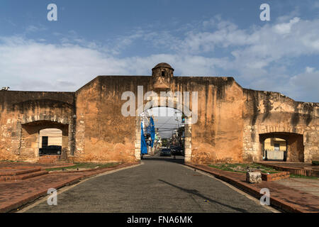 Porte de ville Puerta de la Misericordia, la capitale Santo Domingo, la République dominicaine, Caraïbes, Amérique Latine, Banque D'Images