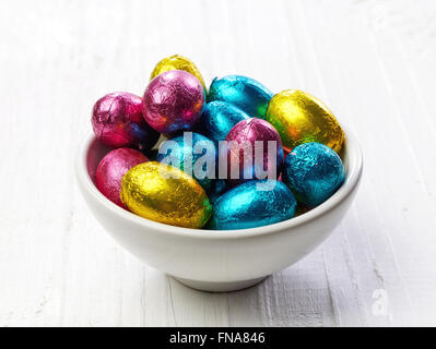 Des oeufs en chocolat bol sur table en bois Banque D'Images