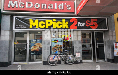 Un restaurant McDonald's dans le centre-ville de Brooklyn à New York, le samedi 12 mars, 2016. (© Richard B. Levine) Banque D'Images