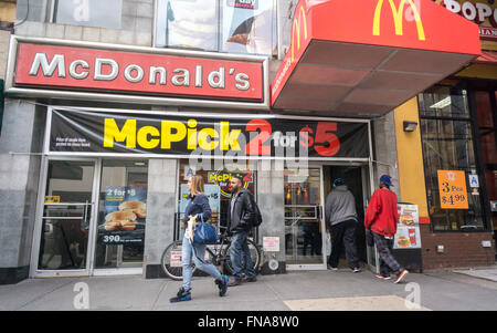 Un restaurant McDonald's dans le centre-ville de Brooklyn à New York, le samedi 12 mars, 2016. (© Richard B. Levine) Banque D'Images