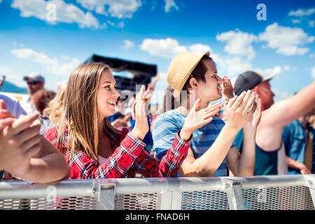 Les adolescents au festival de musique d'applaudissant et chantant Banque D'Images