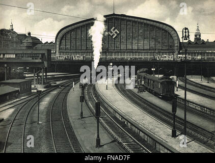 La gare Hauptbahnhof Hambourg avec croix gammée nazie lent vers 1938 Banque D'Images