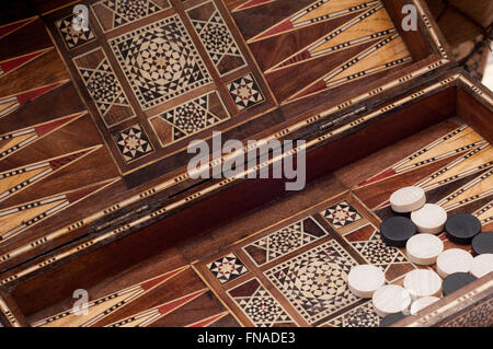 Jeu de Backgammon fort anciens affichage à l'carboot sale in Bath, Royaume-Uni. Banque D'Images