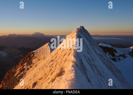 Crête du sommet de Huayna Potosi dans la Cordillera Real, sunrise, Illimani dans la distance, la Bolivie Banque D'Images