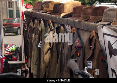 Old vintage hats et sélection uniforme militaire de l'armée à car boot sale à Bath, Royaume-Uni. Banque D'Images