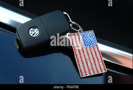 Kaufbeuren, Allemagne. 14Th Mar, 2016. ILLUSTRATION - une Volkswagen clé de voiture avec un drapeau américain comme une chaîne de clés, photographié à Kaufbeuren, Allemagne, 14 mars 2016. Photo : Karl-Josef Opim/dpa/Alamy Live News Banque D'Images