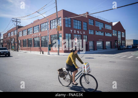 La nouvelle Tesla Motors showroom et centre de service est presque prêt à ouvrir dans le quartier Red Hook de Brooklyn à New York, vu le Samedi, Mars 12, 2016. (© Richard B. Levine) Banque D'Images