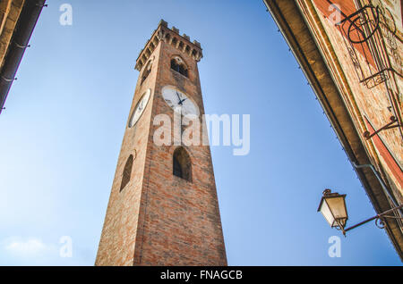 L 'Campanone'. Le clocher monumental de Santarcangelo di Romagna Banque D'Images