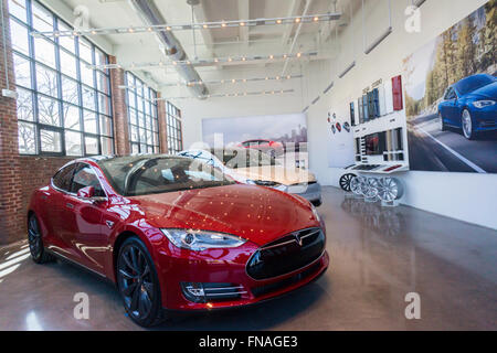 La nouvelle Tesla Motors showroom et centre de service est presque prêt à ouvrir dans le quartier Red Hook de Brooklyn à New York, vu le Samedi, Mars 12, 2016. (© Richard B. Levine) Banque D'Images